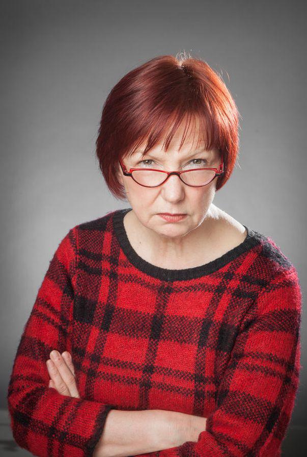 soacra critică o nora incapabilă