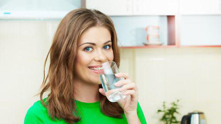 7 motive sa bei apa cu sare in fiecare dimineata