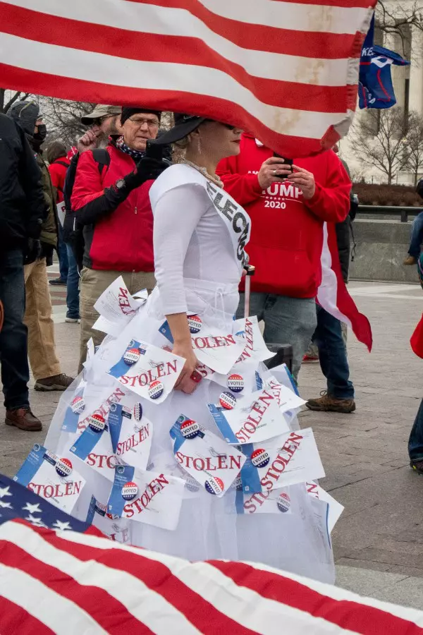 Haos la Washington: suporterii lui Trump au luat cu asalt clădirea Congresului