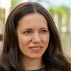 WOW! Mirabela Grădinaru, apariție de senzație la ambasada Americii! NU mai poartă rochii cuminți, așa chiar nu ai văzut-o niciodată! A atras toate privirile la brațul președintelui