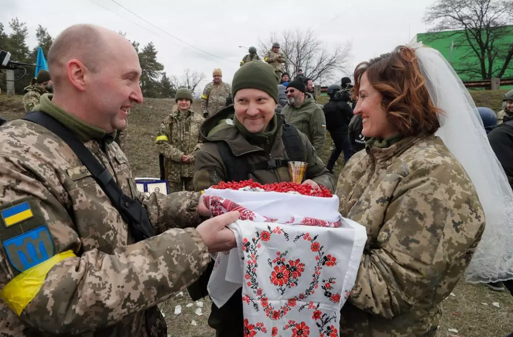 Ukrainian territorial defense fighters tie the knot amid Russian military operation