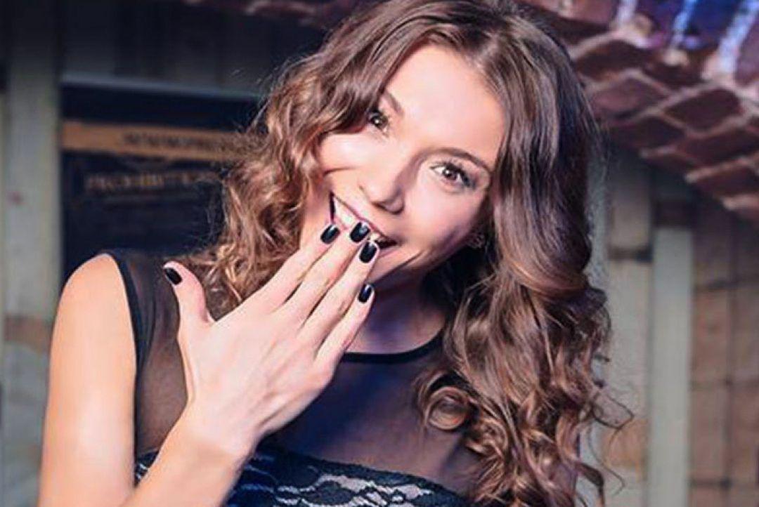 Gimnasta Monica Roșu Gest Impresionant In Plină Pandemie De Covid 19 A Impărțit Bătranilor Pachete Cu Alimente Este O Experiență Care Te Readuce Cu Picioarele Pe Pămant
