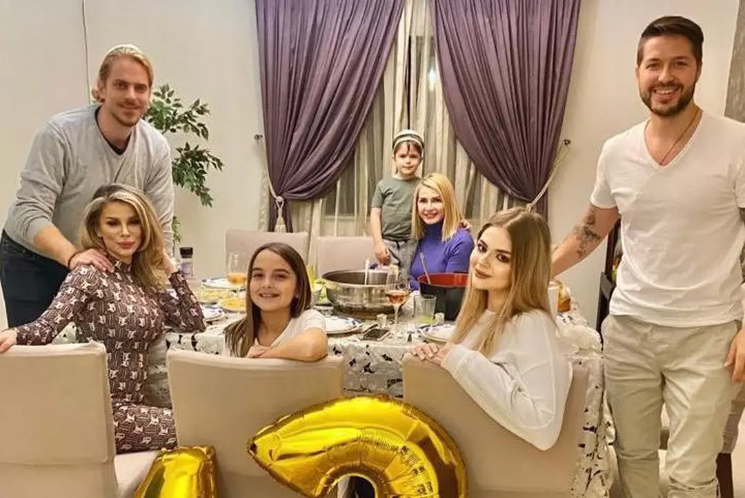 Reuniune De Familie ExtinsÄƒ PÄƒrinÈ›ii Alina Laufer È™i Jorge La AceeaÈ™i MasÄƒ Cu Actualii SoÈ›i Cum A Decurs Intalnirea Galerie Foto Stiri Vedete Si Evenimente Viva Ro