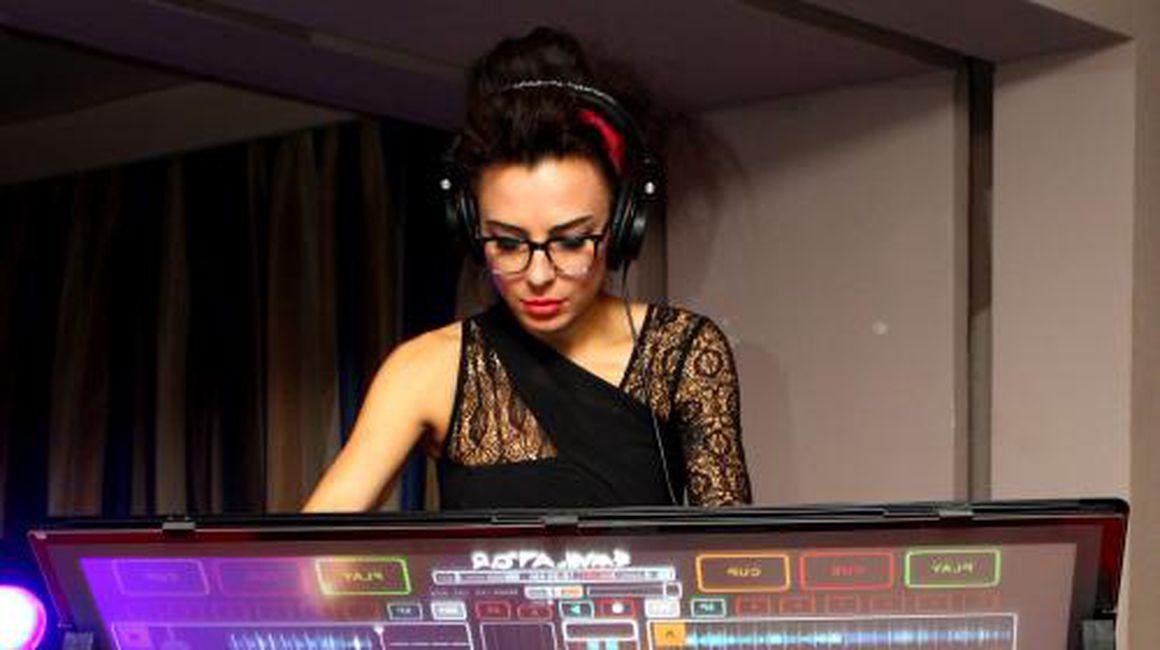 Poze Dj Wanda Mixează Ca In Star Trek Uite Ce Echipament Sf Are