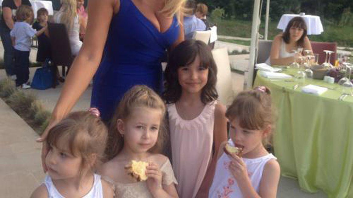Poze Elena Udrea Petrecere In Mijlocul Copiilor Romanesti
