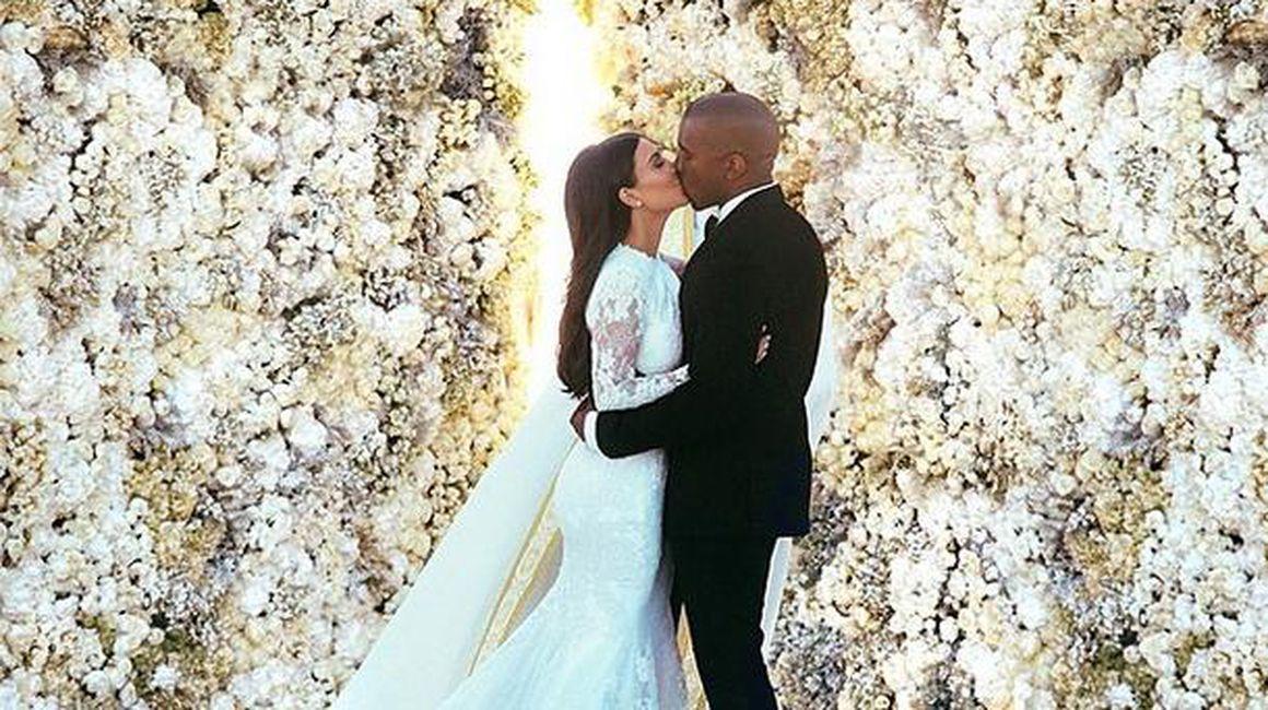 Iată Primele Poze Cu Rochia De Mireasă A Lui Kim Kardashian Modă