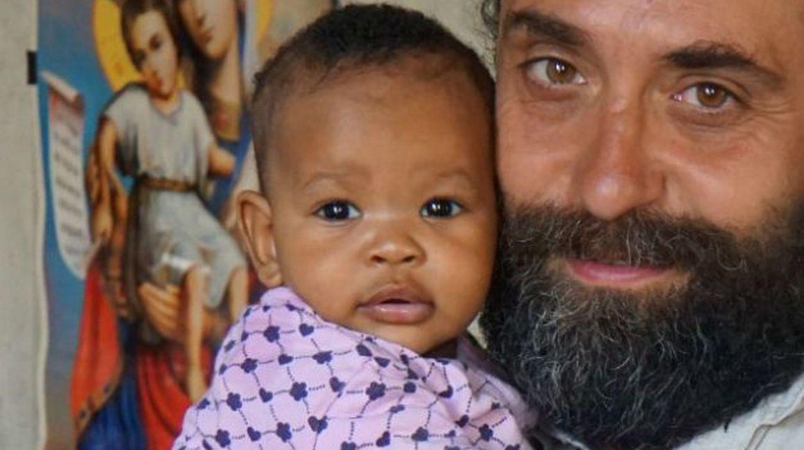 Un Roman Naș Pentru 15 Copii Din Africa