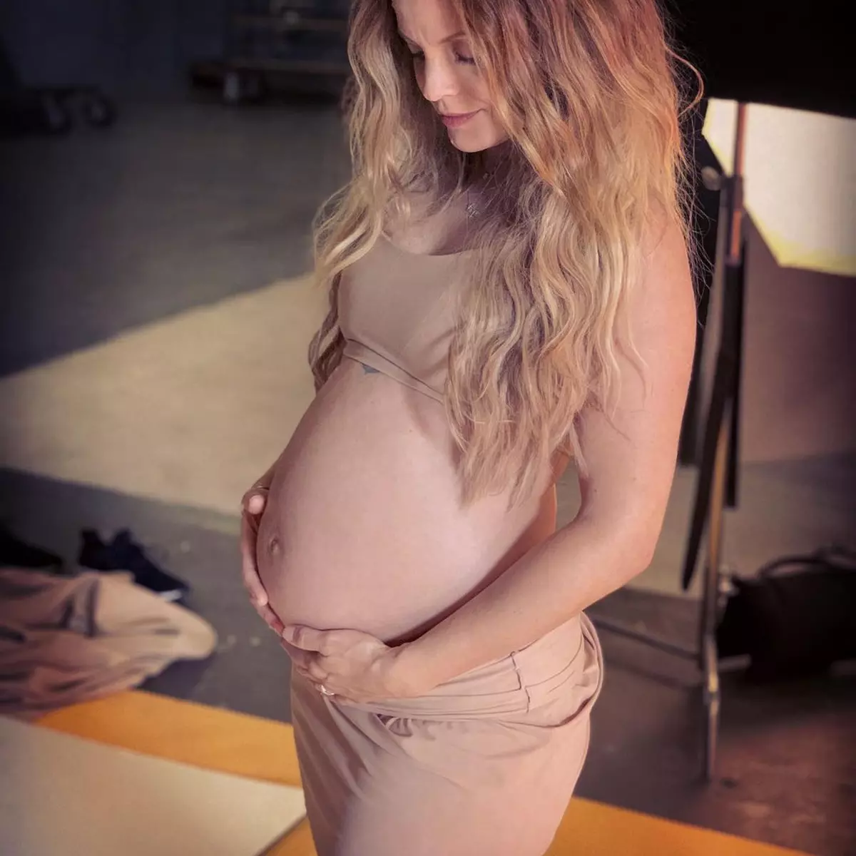 mena suvari abdominales