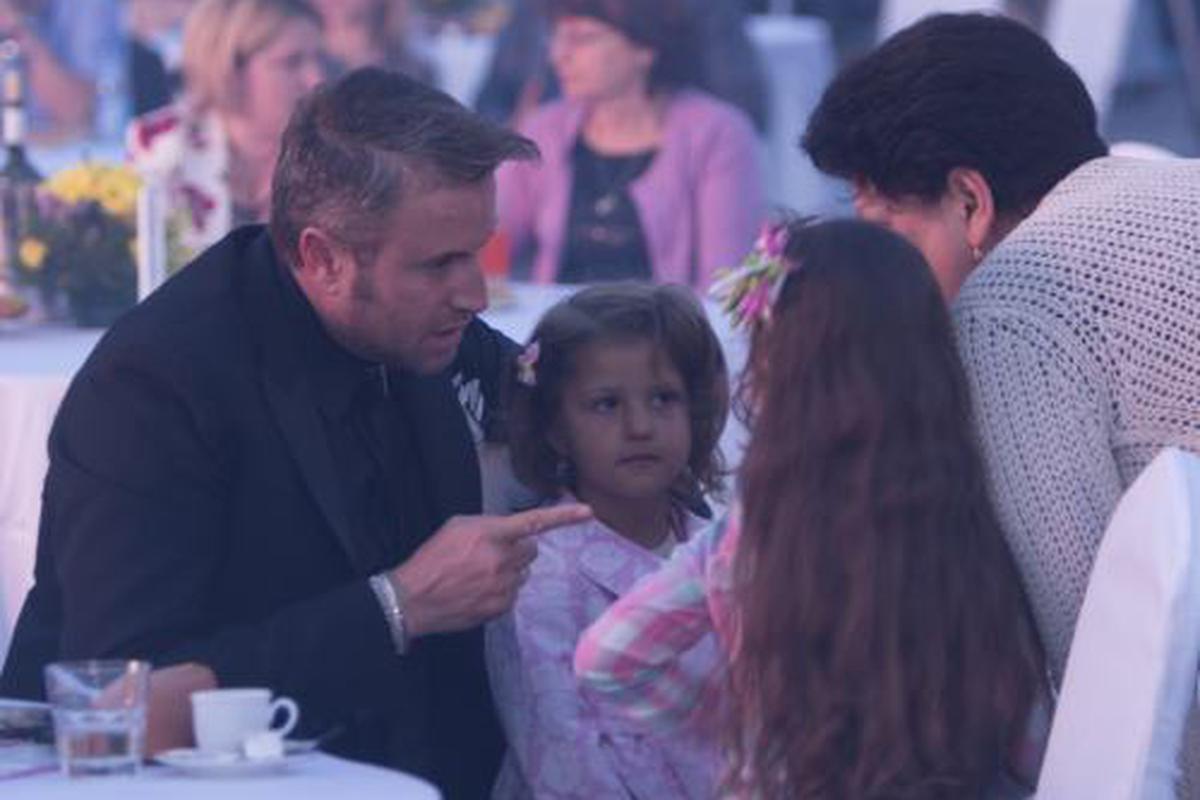 CÄƒtÄƒlin Botezatu Din Nou Inconjurat De Copii Romanesti Vedete Unica Ro