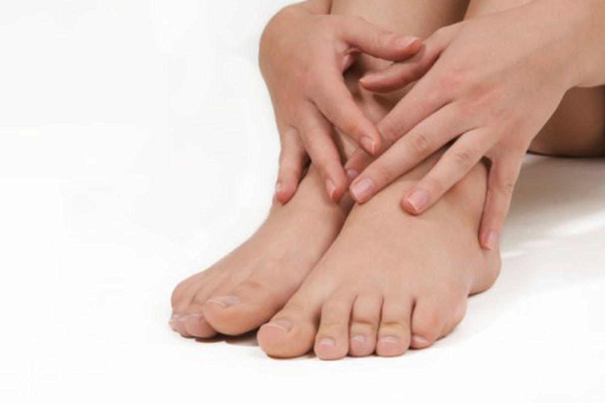 de ce se umflă glezna articulația pe picior lângă degetul mic doare