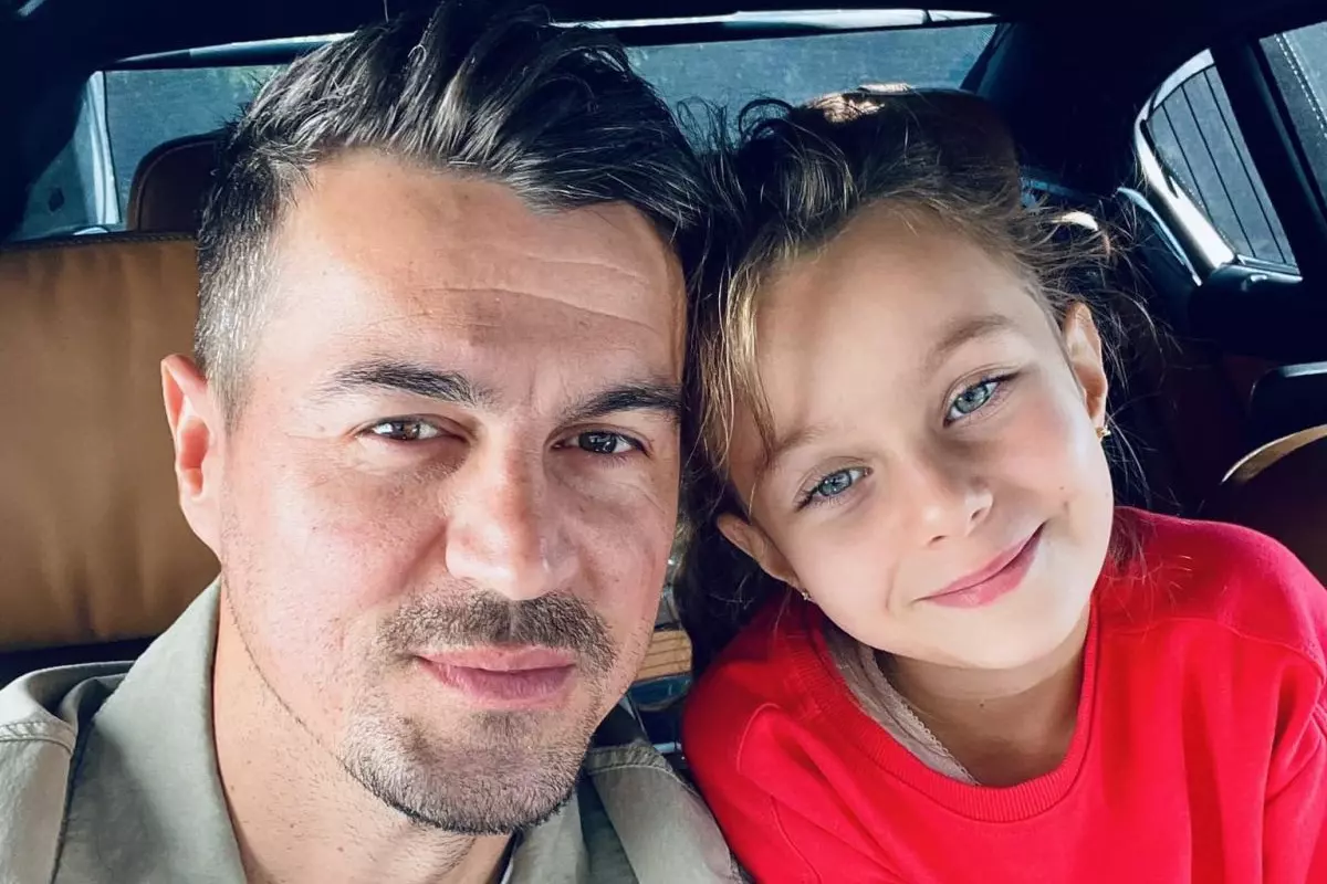 Doar ei doi, din nou. Cum au apărut Adrian Alexandrov și fiica lui, la  serbarea școlară. Când ar putea fi eliberată Elena Udrea | avantaje.ro