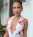 Superbă e puțin spus! Jennifer Lopez, lecție de stil la 54 de ani. A asortat o rochie florală cu saboți de 900 de lei