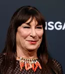 Anjelica Huston revine pe micul ecran, în adaptarea unei opere marca Agatha Christie. Ce știm, deocamdată, despre noua producție