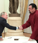 Steven Seagal dă lovitura în Rusia: Vinde vila de lângă Putin cu un preț de 7 ori mai mare. Cât cere actorul