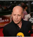 Bruce Willis colecţionează vase de ceramică