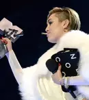 Miley Cyrus continuă seria momentelor controversate: Ce gest a făcut pe scenă la MTV EMA 2013