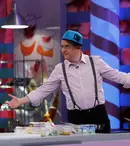 Vizante îi demonstrează colegului său Horia Vîrlan că ştie să gătească