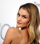 Rosie Huntington-Whiteley: „Mă simt ca o idioată când postez selfie-uri”
