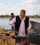 FOTO. La Cetate, Dinescu găteşte cu şi pentru actorul Lucian Ghimişi
