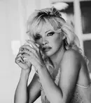 A șasea oară cu noroc? Pamela Anderson s-a căsătorit din nou