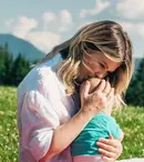 Gina Pistol, imagini adorabile cu fiica ei și a lui Smiley. Josephine a făcut primii pași