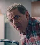 Review „Om vs albină”, serial de comedie Netflix. Simfonia unui dezastru casnic
