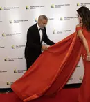 George Clooney, eclipsat de Amal la Casa Albă. Actorul i-a aranjat trena soției pe covorul roșu