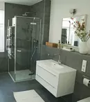 Noi tendințe în amenajarea băii - românii au devenit interesați în număr tot mai mare de cabinele de duș din oferta magazinelor de bricolaj