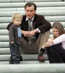 Jude Law, în pat cu dădaca