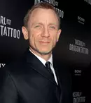 Daniel Craig s-a enervat pe un fan şi i-a smuls telefonul din mână
