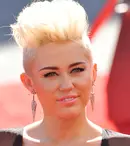 Miley Cyrus regretă că n-a făcut liceul