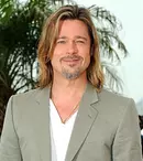Brad Pitt învaţă să conducă tancuri