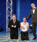 Cârcotaşii prezintă motanul dresor de câini | FOTO