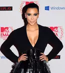 Mai nou, Kim Kardashian bea limonadă cu cărbune