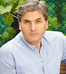 Mircea Radu se relaxează frământând pâine