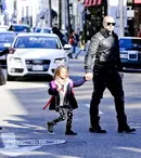 Jennifer Lopez îşi lasă iubitul să facă pe tatăl