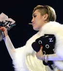 Miley Cyrus continuă seria momentelor controversate: Ce gest a făcut pe scenă la MTV EMA 2013