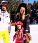 Andreea Bănică îşi învaţă fetiţa să schieze