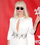 Lady Gaga îşi păstrează toate costumele extravagante 