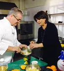 Mircea Dinescu găteşte alături de Adina Vălean, duminică, la "Politică şi delicateţuri"