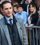 Tom Hardy poartă hainele lui Elton John