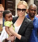Viaţa lui Charlize Theron se învârte în jurul fiului ei