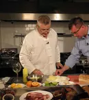 Mircea Dinescu găteşte vită românească pentru Mihai Răzvan Ungureanu