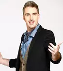 Ernest: ”Bebe e ca un al doilea job”