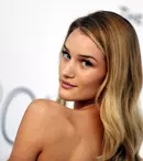 Rosie Huntington-Whiteley: „Mă simt ca o idioată când postez selfie-uri”