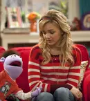 Disney Channel difuzează, în premieră, un nou serial. În distribuție este și o româncă