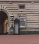 Ce face un soldat plictisit în faţa Palatului Buckingham 