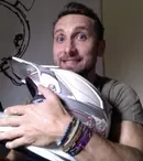 Dani Oţil îşi scoate la licitație prima cască de motociclist pentru o cauză nobilă