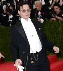 Johnny Depp, complet beat pe scena de la Hollywood Film Awards | VIDEO