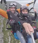 „Burlacul” Andrei Andrei zboară cu parapanta în timpul unei întâlniri